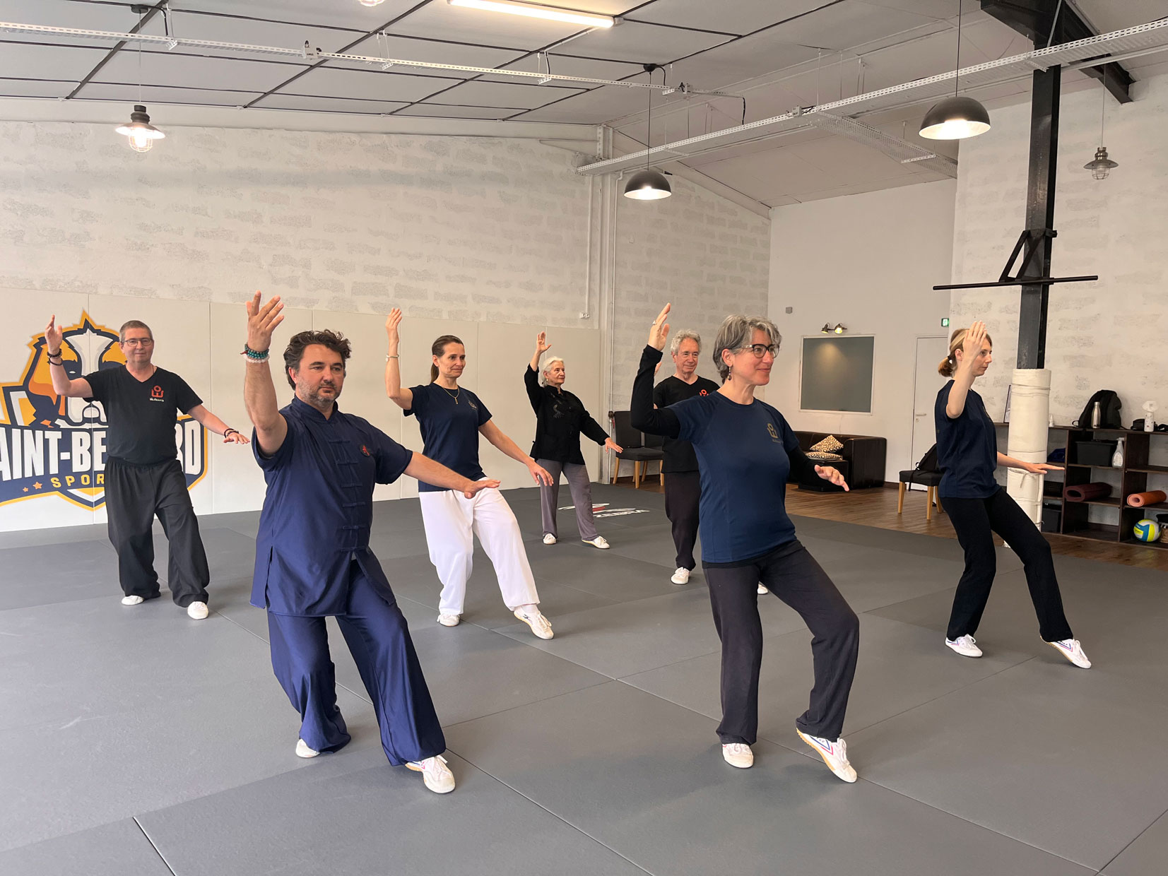 Cédric Léger et ses élèves, en plein cours de Tai Chi, à Vallauris